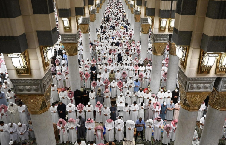 Larangan Booking Tempat Salat di Masjid Arab Saudi: Menaruh Sajadah Tanpa Orang Kini Dilarang Keras!